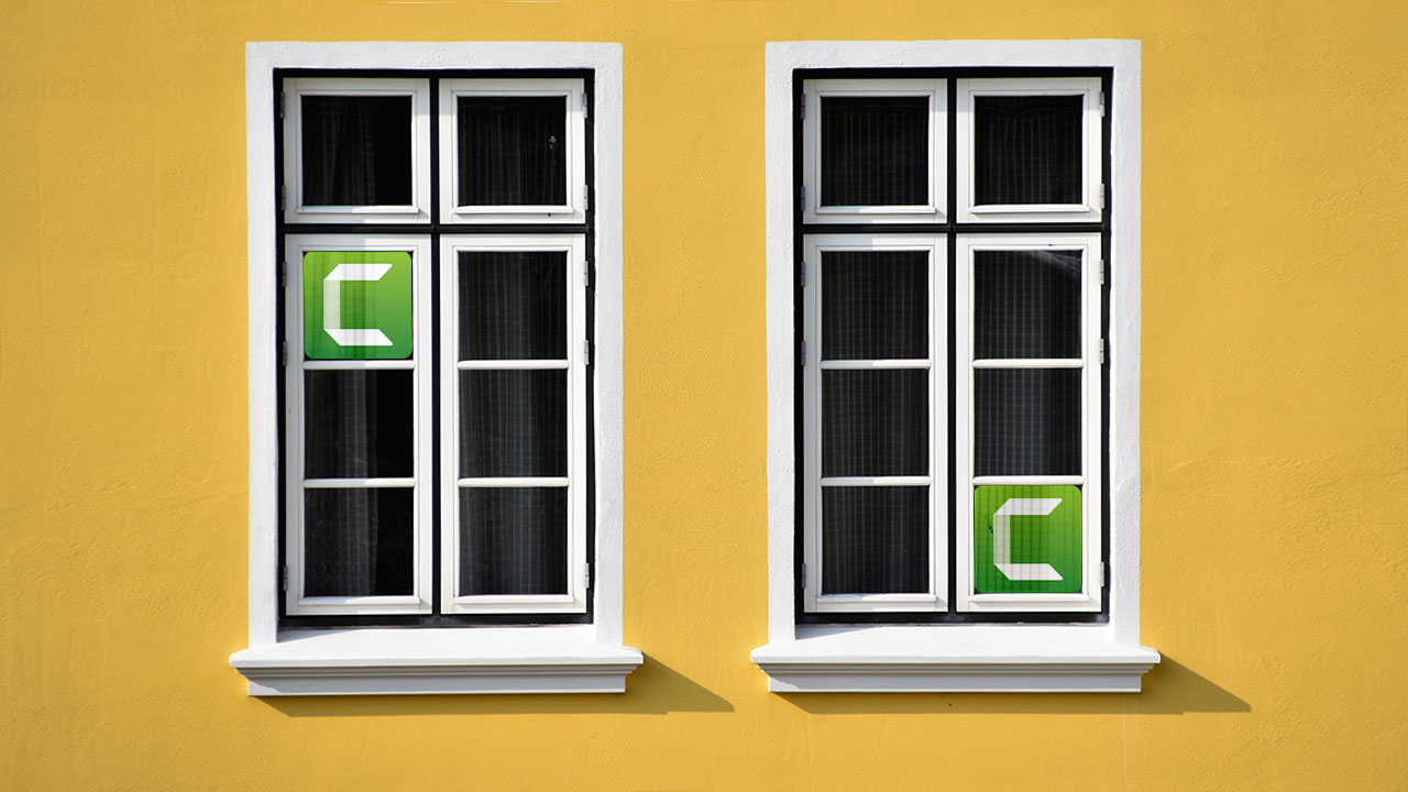 Zwei Altbau-Fenster mit jeweils einem Camtasia-Logo