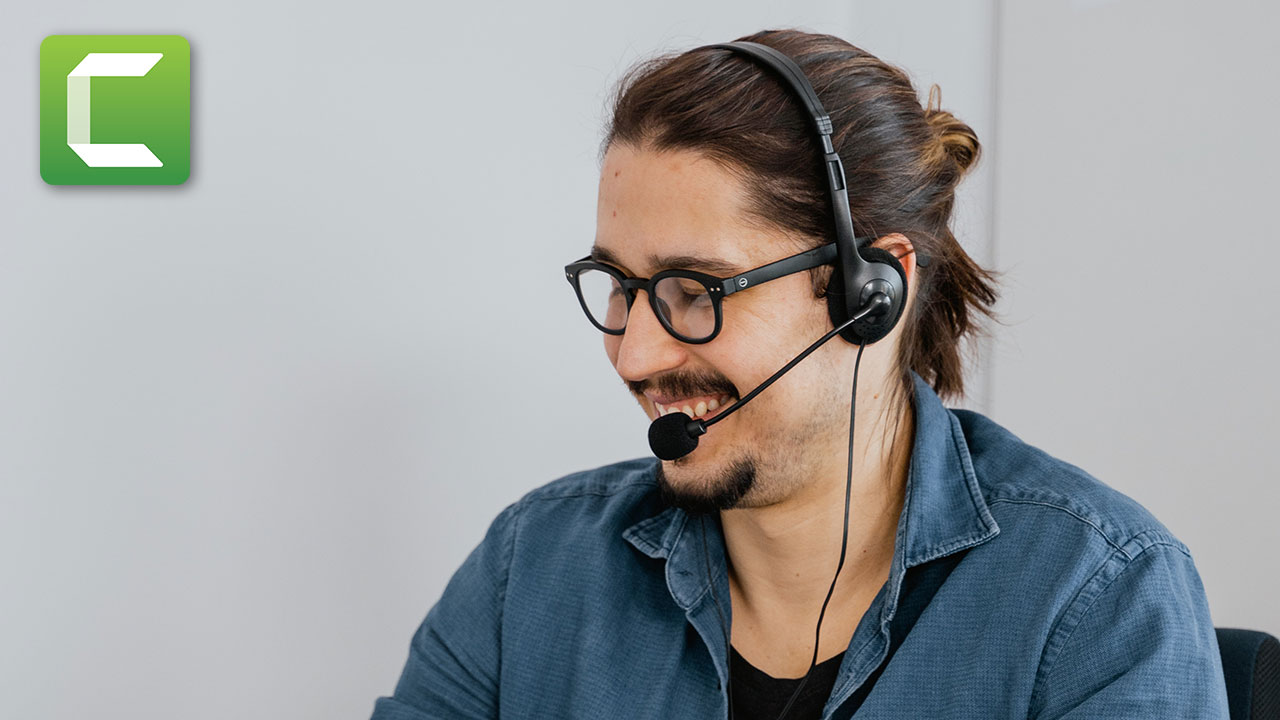 Junger Mann mit Bart, Brille und Headset - mit Camtasia Logo